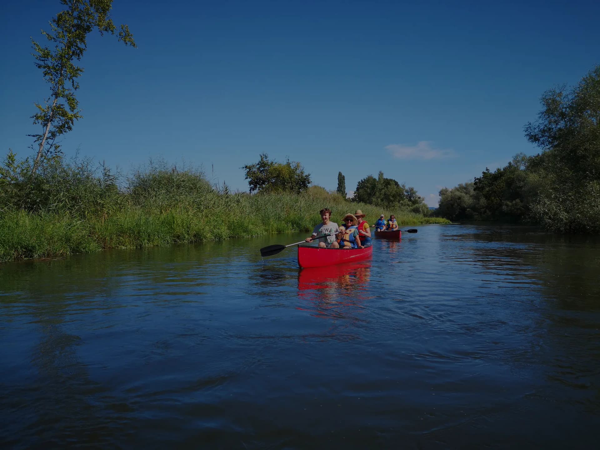 Paddler auf dem Rhein bei Sonnenuntergang – Kanutours Meißenheim